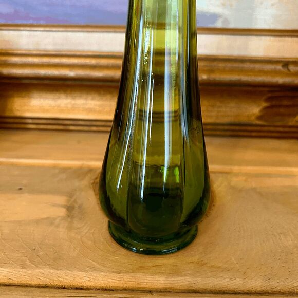 Vintage Mid-Century LE Smith Avocado Green Stretch Glass Swung Vase - Picture 2 of 6
